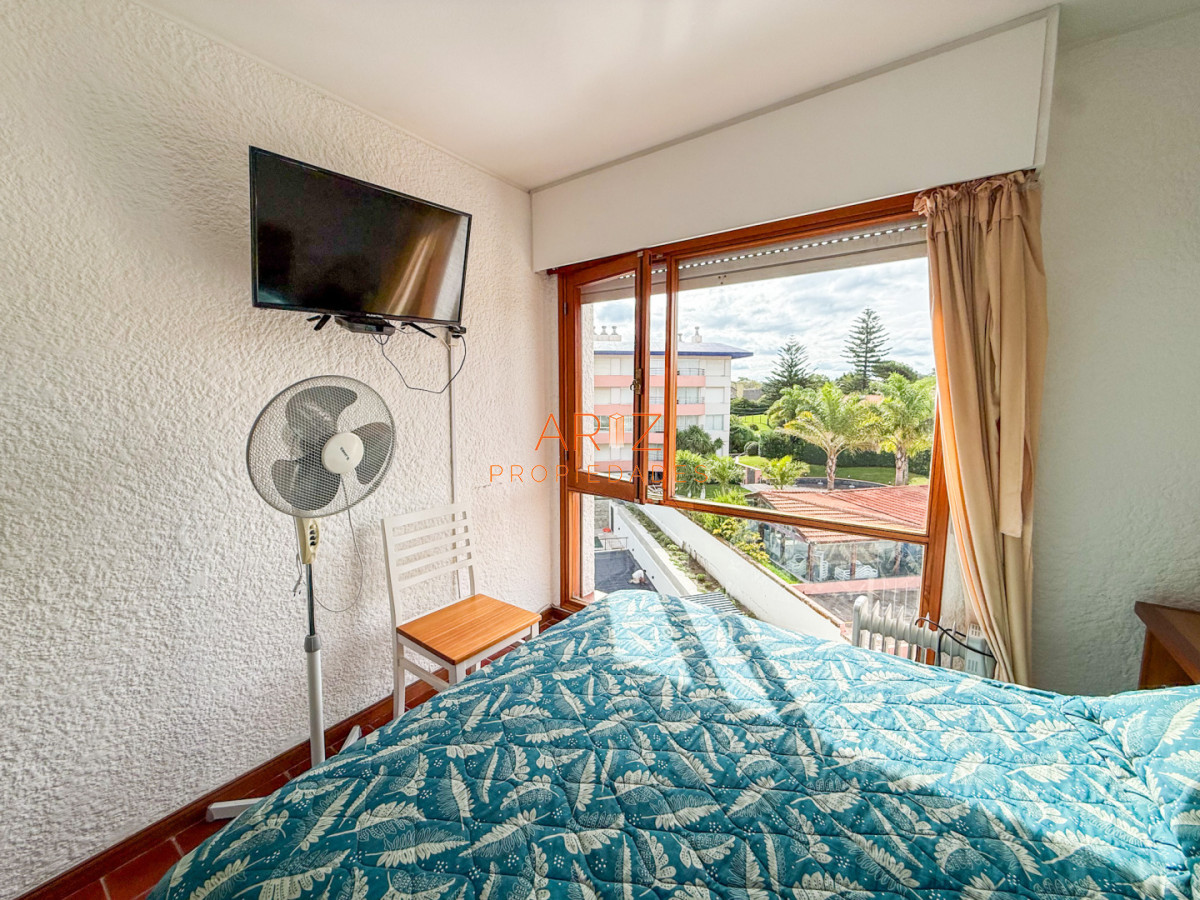 Apartamento ID.2510 - VENTA APARTAMENTO 2 DORMITORIOS 2 BAÑOS PRIMERA LINEA PLAYA MANSA VISTA LATERAL AL MAR