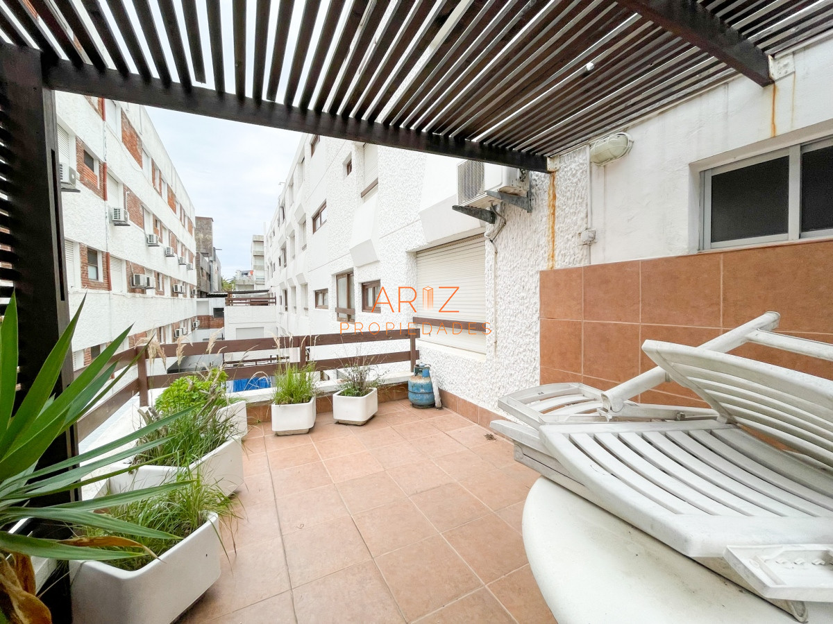 Apartamento ID.1420 - VENDO APARTAMENTO 2 DORMITORIOS 2 BAÑOS RECICLADO GRAN TERRAZA CON PARRILLERO PUNTA DEL ESTE PENINSULA
