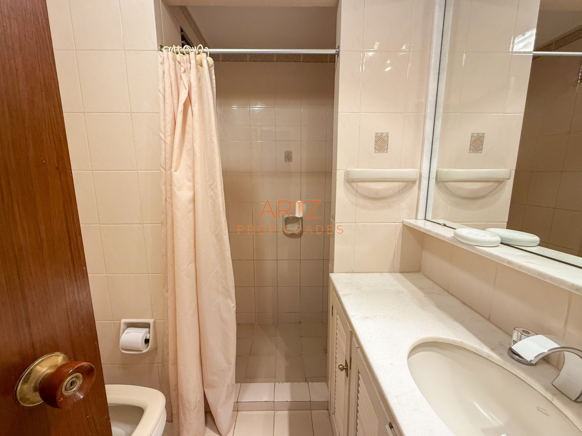 Apartamento ID.2316 - VENTA SEMI PISO PRIMERA LINEA PENINSULA VISTA DIRECTA AL MAR 3 DORMITORIOS + SERVICIO PUNTA DEL ESTE CON ESTUFA A LEÑA