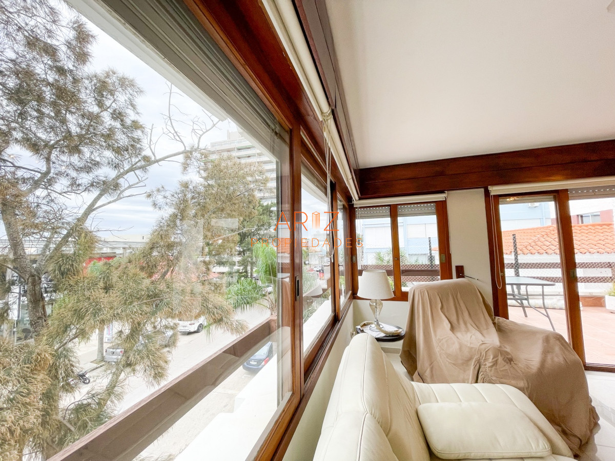 Apartamento ID.1420 - VENDO APARTAMENTO 2 DORMITORIOS 2 BAÑOS RECICLADO GRAN TERRAZA CON PARRILLERO PUNTA DEL ESTE PENINSULA
