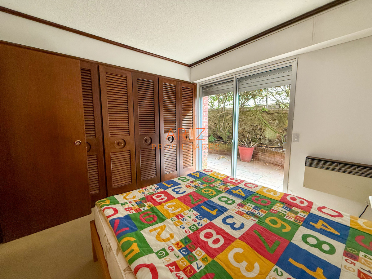 Apartamento ID.2324 - VENTA APARTAMENTO PRIMERA LINEA SEMI PISO PLANTA BAJA ESTILO CASA PENINSULA 3 DORMITORIOS Y MEDIO PUNTA DEL ESTE