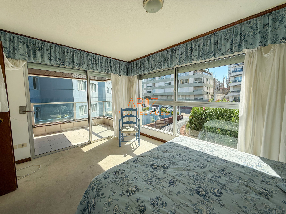 Apartamento ID.2316 - VENTA SEMI PISO PRIMERA LINEA PENINSULA VISTA DIRECTA AL MAR 3 DORMITORIOS + SERVICIO PUNTA DEL ESTE CON ESTUFA A LEÑA