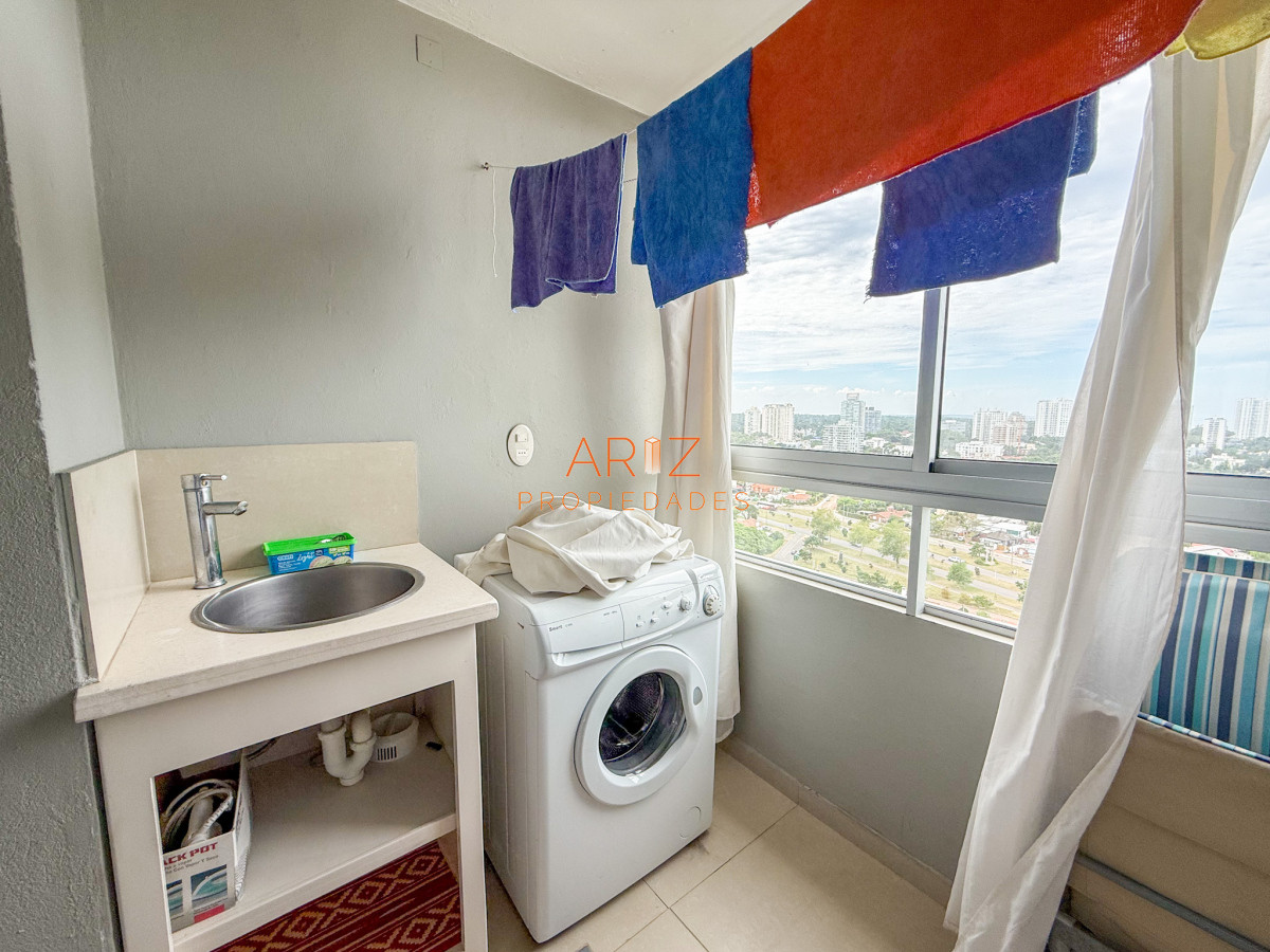 Apartamento ID.2321 - VENTA APARTAMENTO SEGUNDA LINEA 2 DORMITORIOS 2 BAÑOS PISO ALTO PLAYA MANSA A 1 CUADRA DEL MAR TODOS LOS SERVICIOS