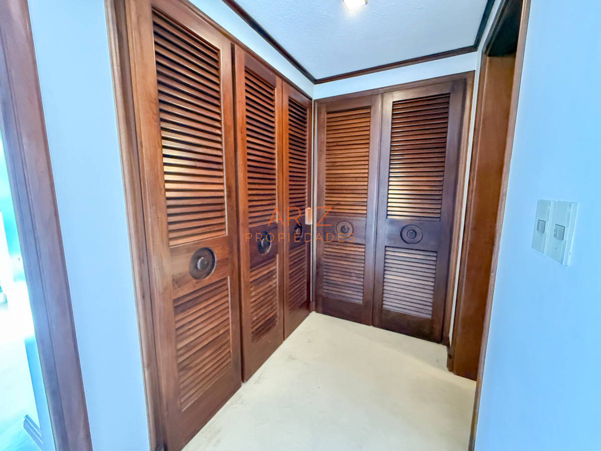 Apartamento ID.2316 - VENTA SEMI PISO PRIMERA LINEA PENINSULA VISTA DIRECTA AL MAR 3 DORMITORIOS + SERVICIO PUNTA DEL ESTE CON ESTUFA A LEÑA