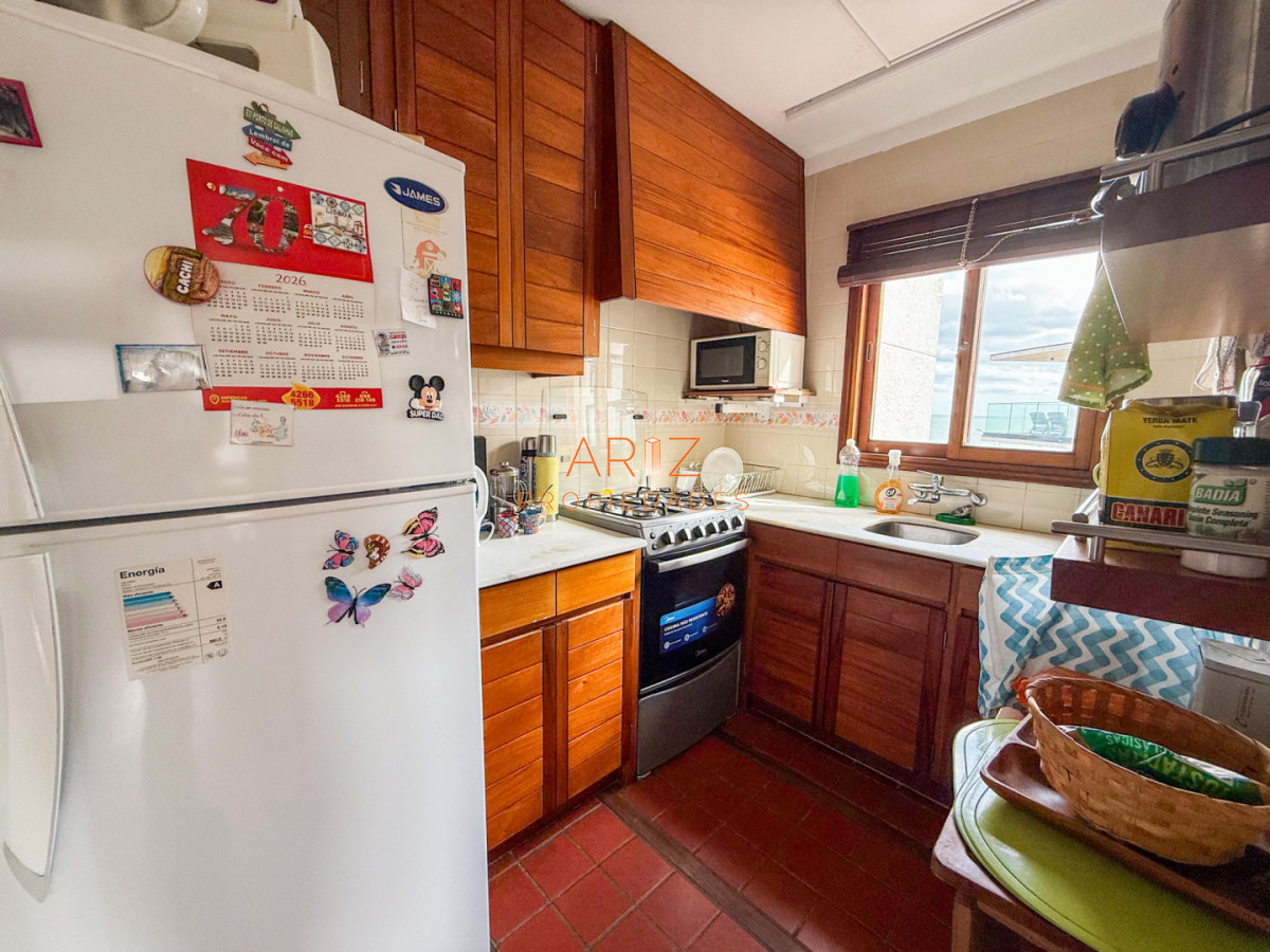 Apartamento ID.2510 - VENTA APARTAMENTO 2 DORMITORIOS 2 BAÑOS PRIMERA LINEA PLAYA MANSA VISTA LATERAL AL MAR