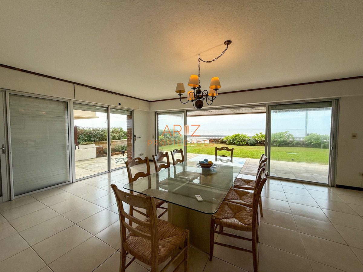 Apartamento ID.2324 - VENTA APARTAMENTO PRIMERA LINEA SEMI PISO PLANTA BAJA ESTILO CASA PENINSULA 3 DORMITORIOS Y MEDIO PUNTA DEL ESTE
