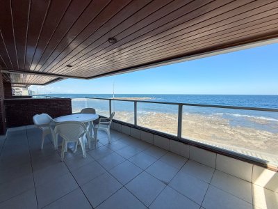 VENTA SEMI PISO PRIMERA LINEA PENINSULA VISTA DIRECTA AL MAR 3 DORMITORIOS + SERVICIO PUNTA DEL ESTE CON ESTUFA A LEÑA