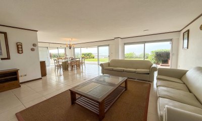 VENTA APARTAMENTO PRIMERA LINEA SEMI PISO PLANTA BAJA ESTILO CASA PENINSULA 3 DORMITORIOS Y MEDIO PUNTA DEL ESTE