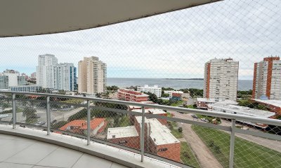 VENTA APARTAMENTO 3 DORMITORIOS EN SUITE MAS DEPENDENCIA DE SERVICIO COMPLETA AMPLIO PLAYA MANSA