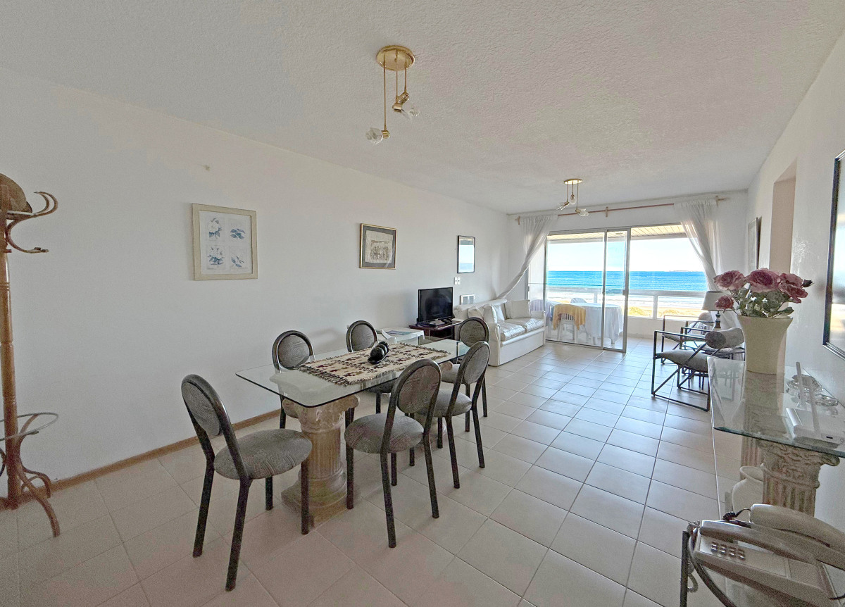 VENTA OPORTUNIDAD 2 DORMITORIOS 2 BAÑOS 1 SUITE PRIMERA LINEA PLAYA BRAVA FRENTE AL MAR AMPLIO APARTAMENTO EXCELENTE CONSTRUCCION