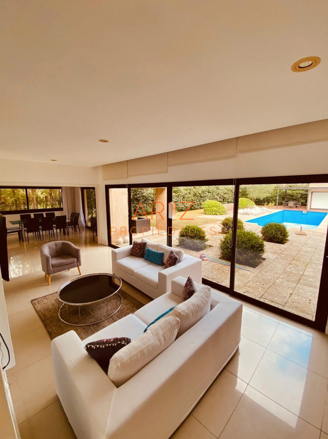 Casa ID.1796 - ALQUILER ANUAL CASA 4 DORMITORIOS EN SUITE + ESCRITORIO BARRIO PRIVADO MUY COMODA PUNTA DEL ESTE MALDONADO