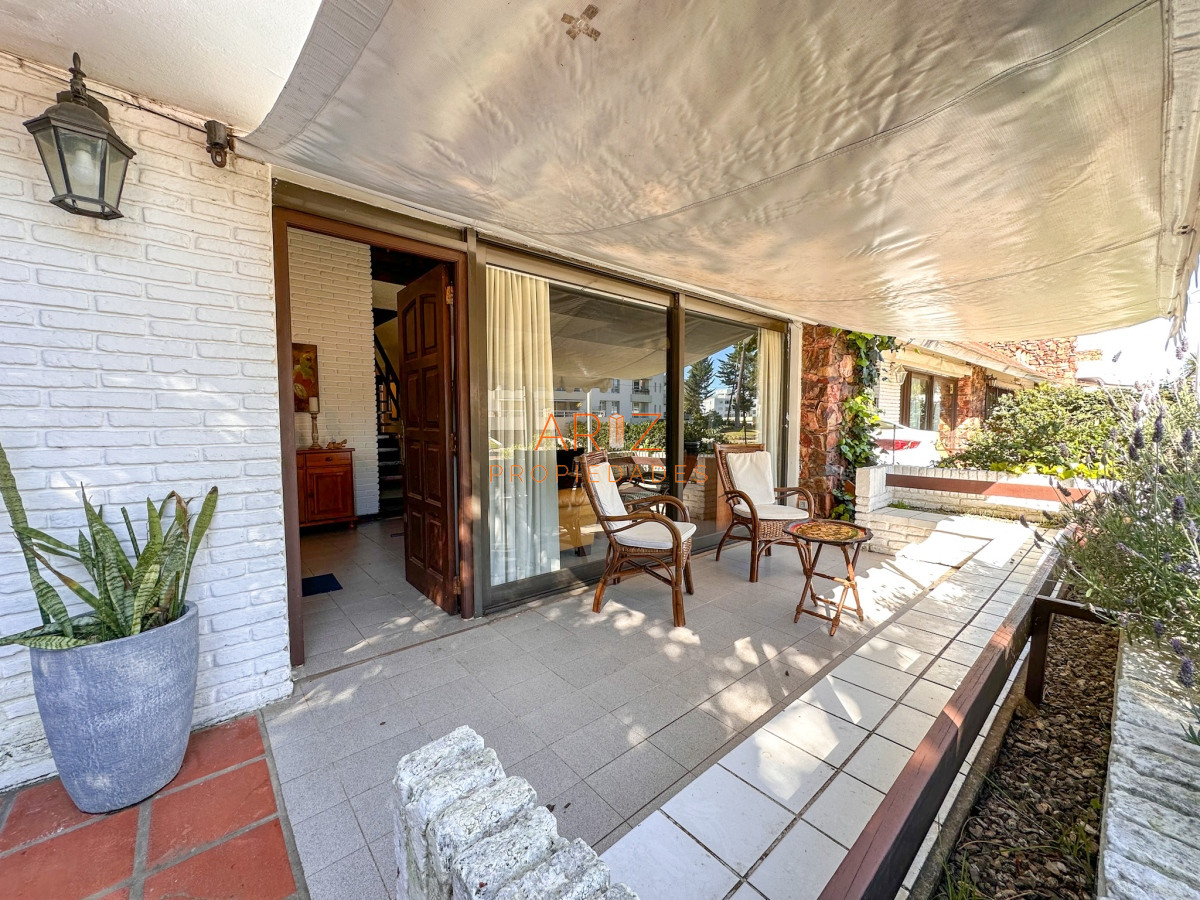 Casa ID.2038 - ALQUILER TEMPORADA PUNTA DEL ESTE CASA 4 DORMITORIOS 3 BAÑOS PARA 14 PERSONAS IMPERDIBLE A 2 CUADRAS DEL MAR MANSA 