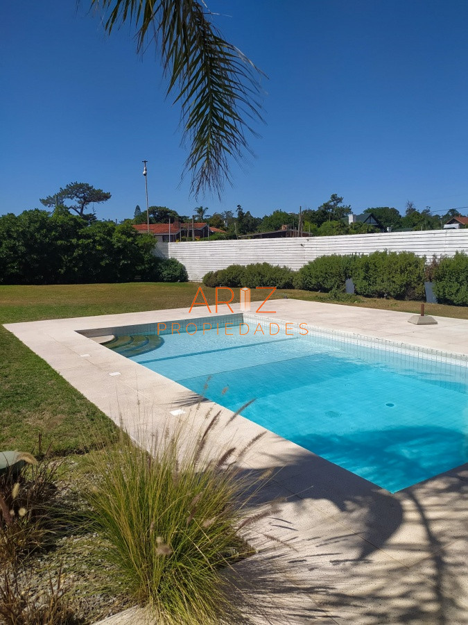 Casa ID.1248 - VENDO CASA 5 DORMITORIOS PRIMERA LINEA MANSA 