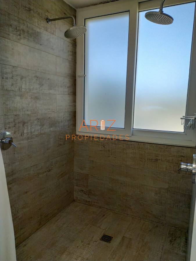 Casa ID.1248 - VENDO CASA 5 DORMITORIOS PRIMERA LINEA MANSA 