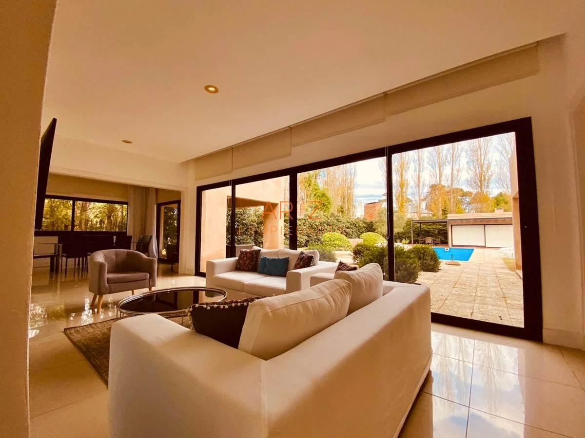 Casa ID.1796 - VENTA Y ALQUILER ANUAL CASA 4 DORMITORIOS EN SUITE + ESCRITORIO BARRIO PRIVADO MUY COMODA PUNTA DEL ESTE MALDONADO