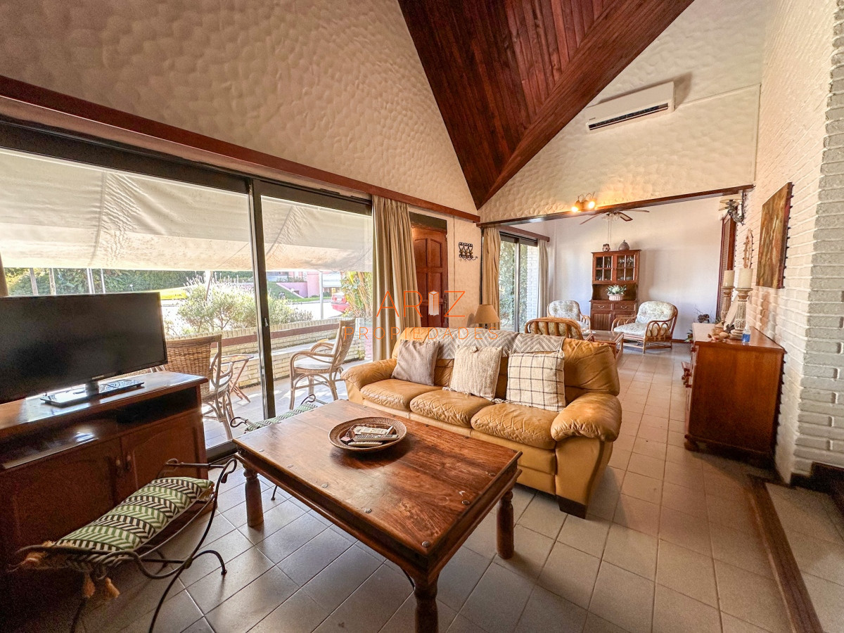 Casa ID.2038 - ALQUILER TEMPORADA PRIMERA QUINCENA ENERO PUNTA DEL ESTE CASA 4 DORMITORIOS 3 BAÑOS PARA 14 PERSONAS IMPERDIBLE A 2 CUADRAS DEL MAR MANSA 