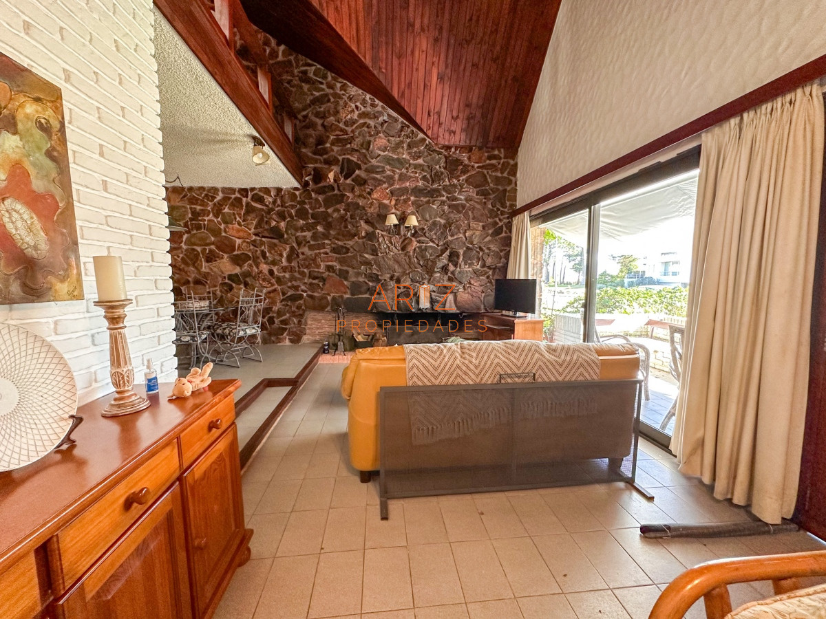 Casa ID.2038 - ALQUILER TEMPORADA PRIMERA QUINCENA ENERO PUNTA DEL ESTE CASA 4 DORMITORIOS 3 BAÑOS PARA 14 PERSONAS IMPERDIBLE A 2 CUADRAS DEL MAR MANSA 