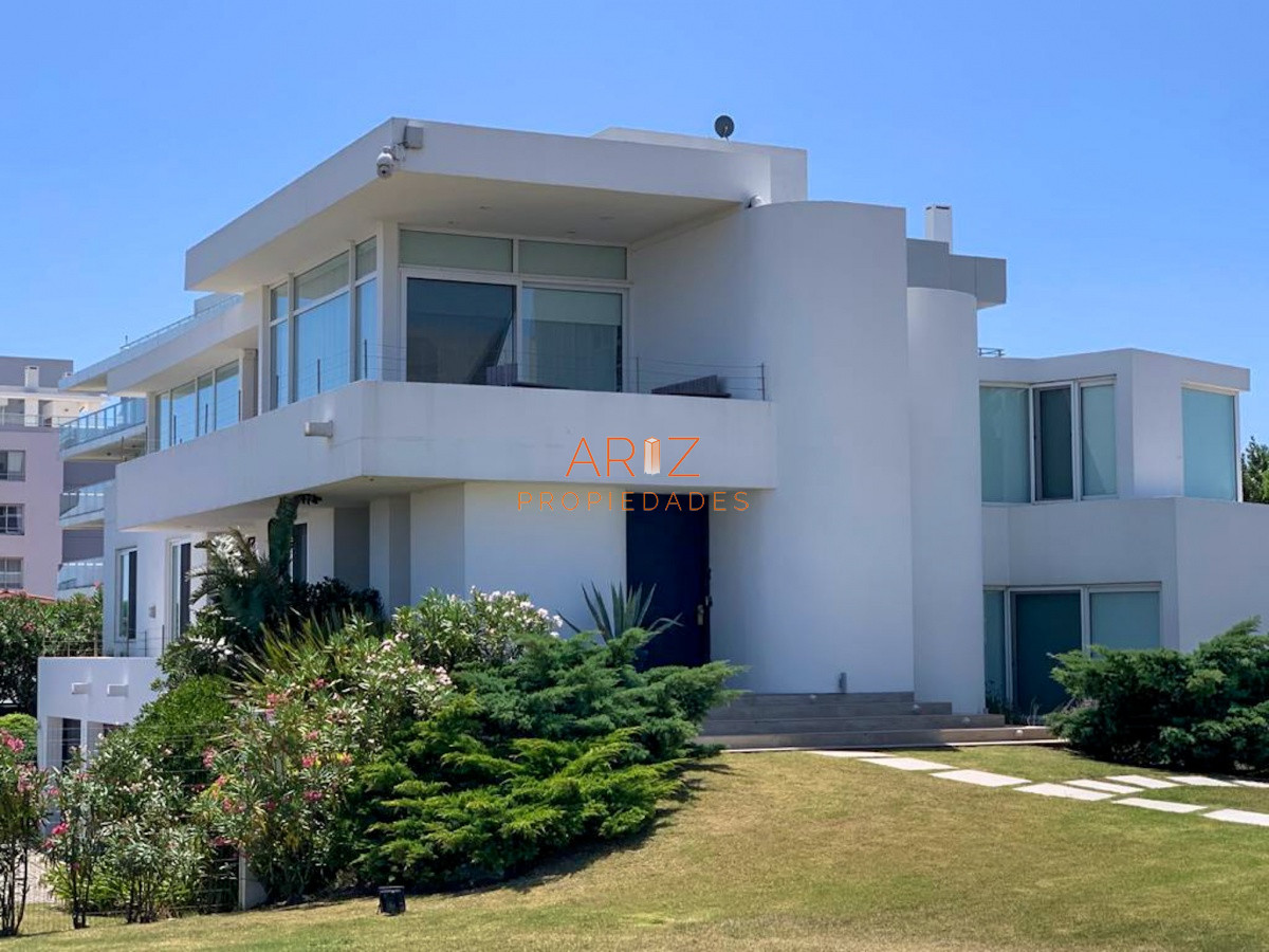 Casa ID.1248 - VENDO CASA 5 DORMITORIOS PRIMERA LINEA MANSA 