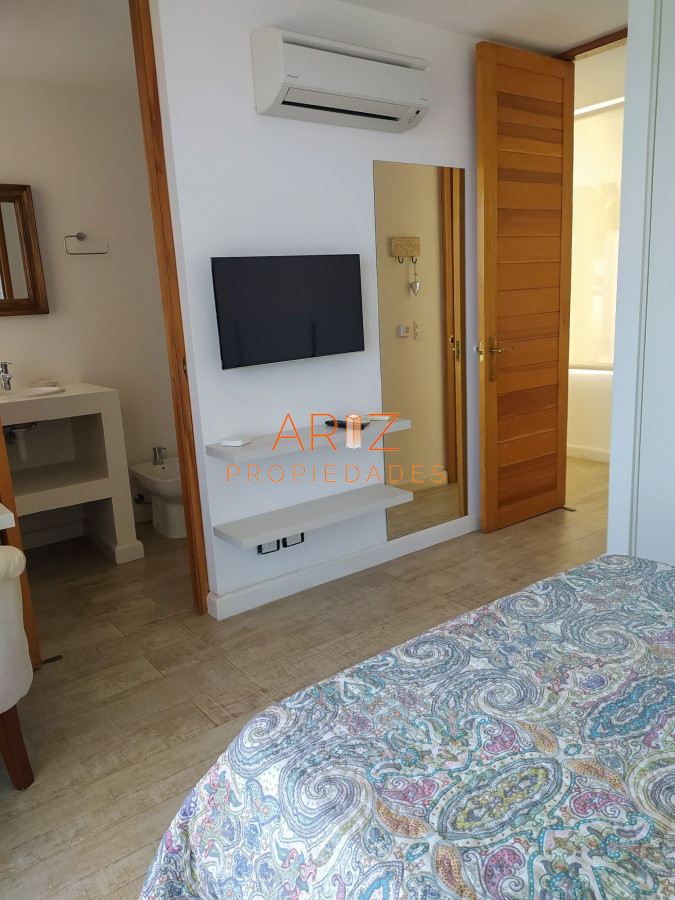 Casa ID.1248 - VENDO CASA 5 DORMITORIOS PRIMERA LINEA MANSA 