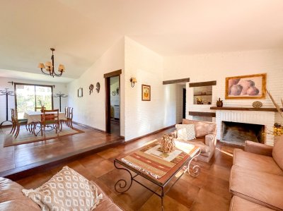VENTA CASA 4 DORMITORIOS 3 BAÑOS EXCELENTE IMPECABLE ESTADO PINARES A METROS DEL MAR