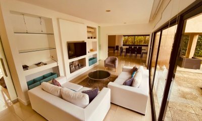 VENTA Y ALQUILER ANUAL CASA 4 DORMITORIOS EN SUITE + ESCRITORIO BARRIO PRIVADO MUY COMODA PUNTA DEL ESTE MALDONADO