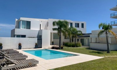 VENDO CASA 5 DORMITORIOS PRIMERA LINEA MANSA