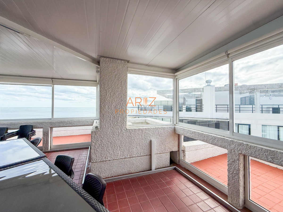 Apartamento ID.2510 - VENTA APARTAMENTO 2 DORMITORIOS 2 BAÑOS PRIMERA LINEA PLAYA MANSA VISTA LATERAL AL MAR