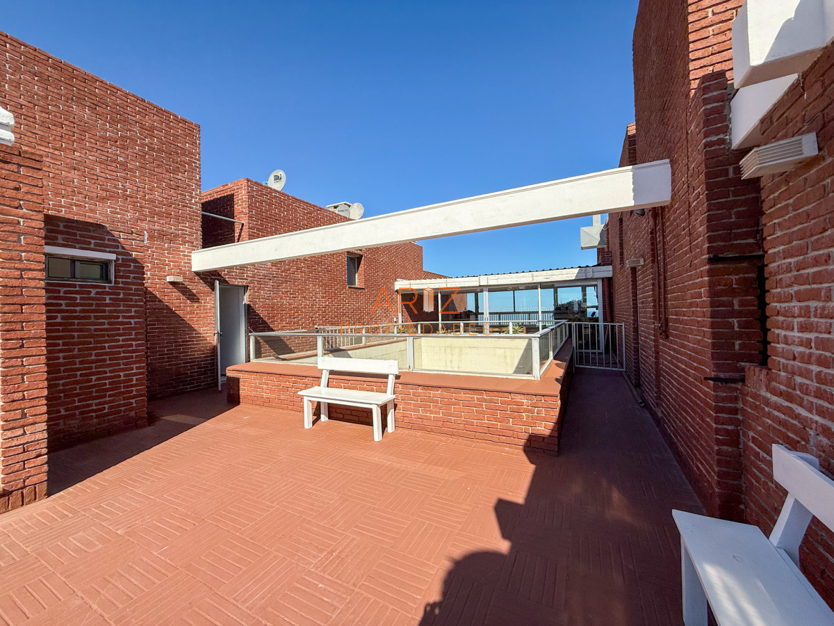 Apartamento ID.2324 - VENTA APARTAMENTO PRIMERA LINEA SEMI PISO PLANTA BAJA ESTILO CASA PENINSULA 3 DORMITORIOS Y MEDIO PUNTA DEL ESTE