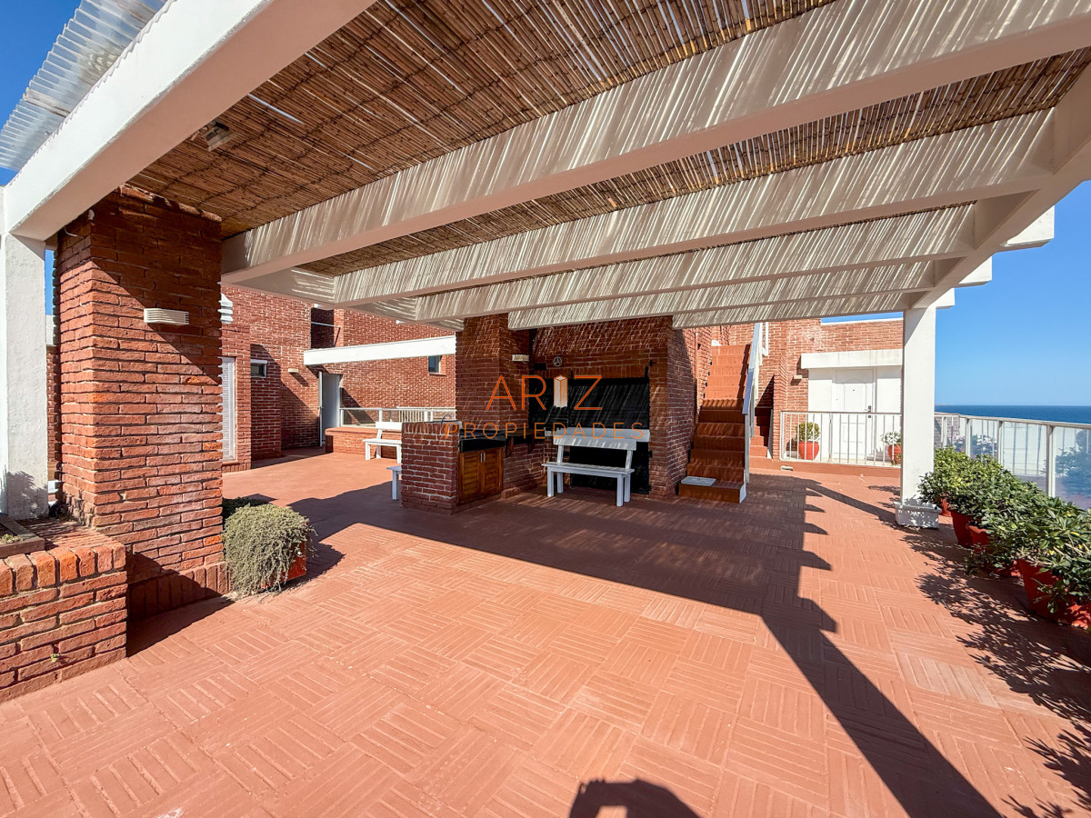 Apartamento ID.2324 - VENTA APARTAMENTO PRIMERA LINEA SEMI PISO PLANTA BAJA ESTILO CASA PENINSULA 3 DORMITORIOS Y MEDIO PUNTA DEL ESTE