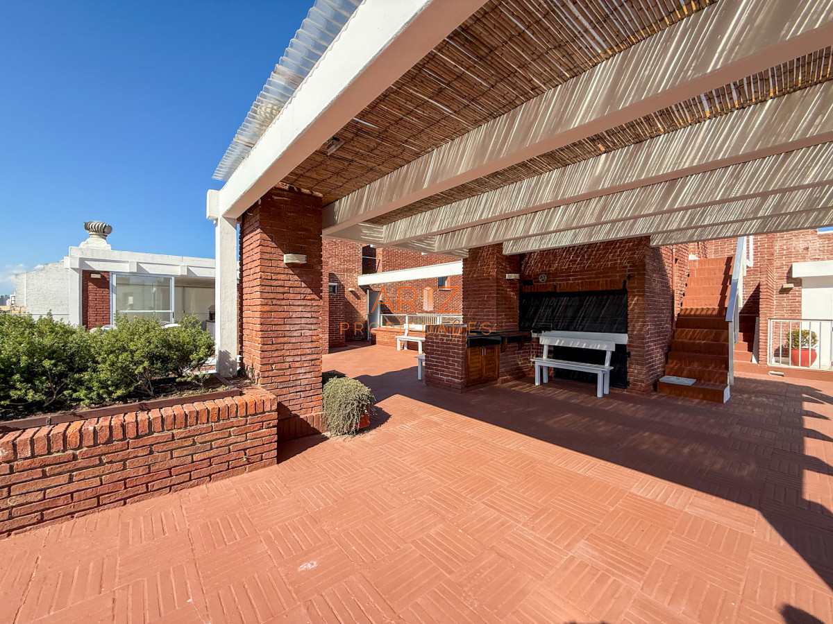 Apartamento ID.2324 - VENTA APARTAMENTO PRIMERA LINEA SEMI PISO PLANTA BAJA ESTILO CASA PENINSULA 3 DORMITORIOS Y MEDIO PUNTA DEL ESTE