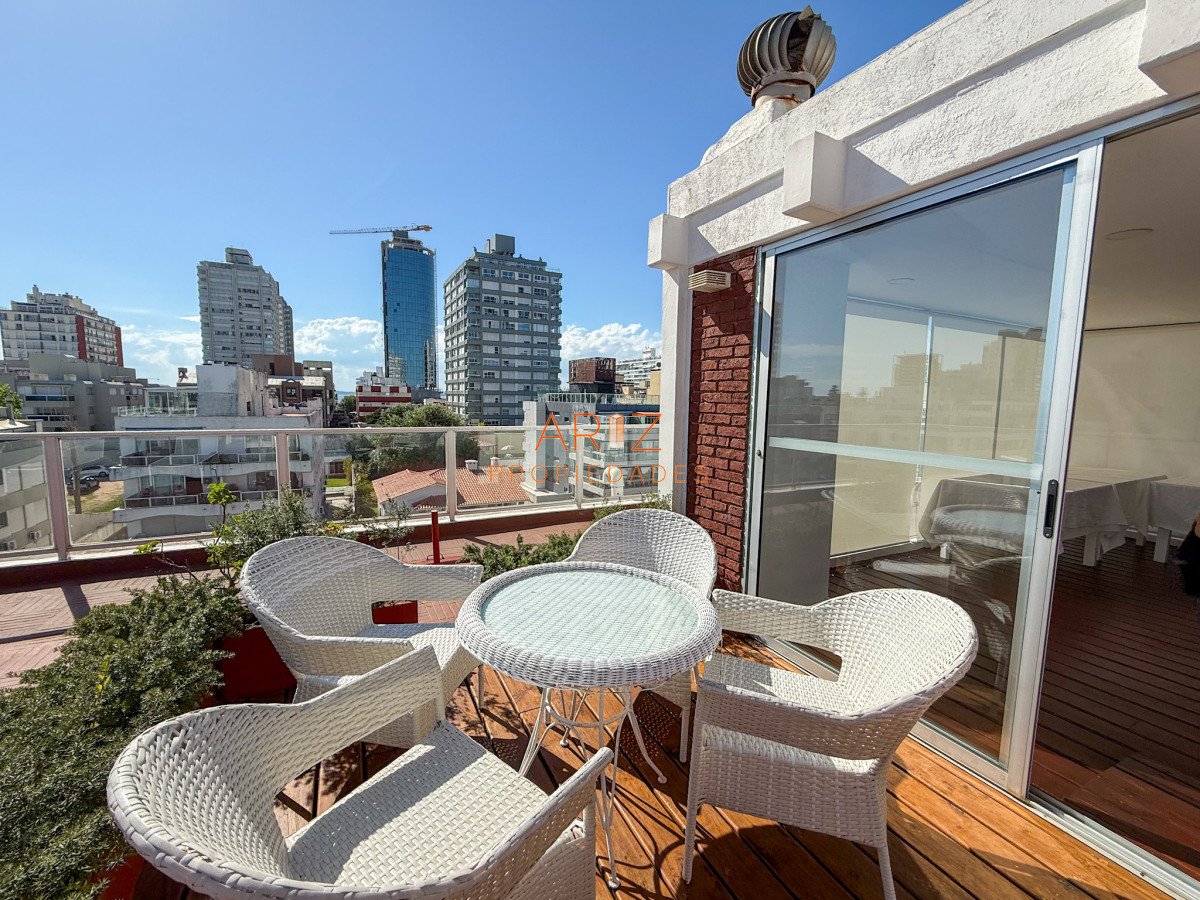 Apartamento ID.2324 - VENTA APARTAMENTO PRIMERA LINEA SEMI PISO PLANTA BAJA ESTILO CASA PENINSULA 3 DORMITORIOS Y MEDIO PUNTA DEL ESTE