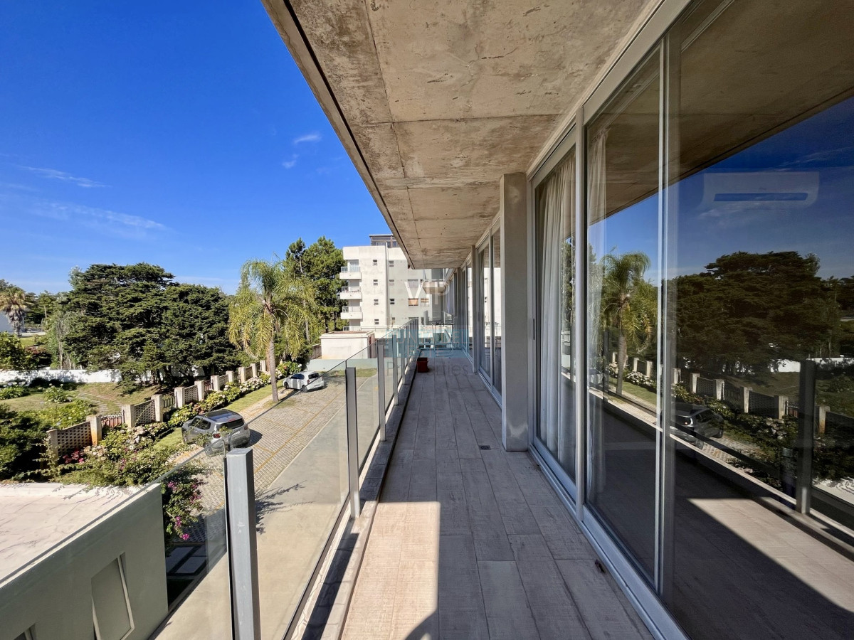 Apartamento ID.2640 - Exclusivo departamento en venta frente a playa mansa- Punta del Este