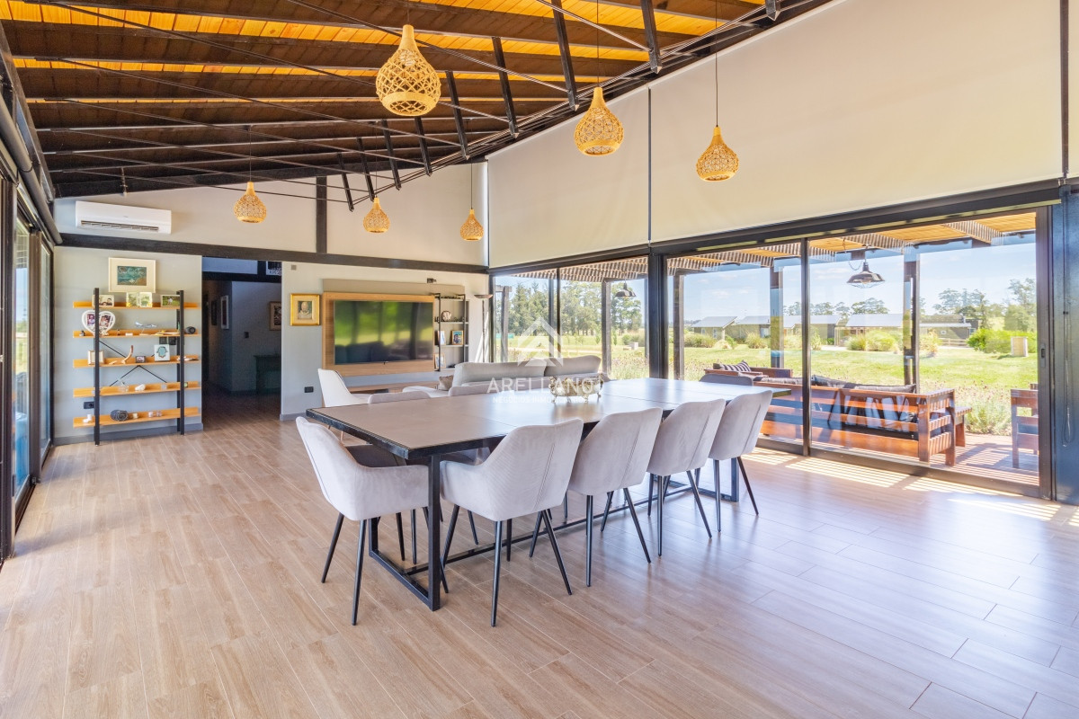 Casa ID.5679 - Moderna casa en barrio privado El Quijote en venta