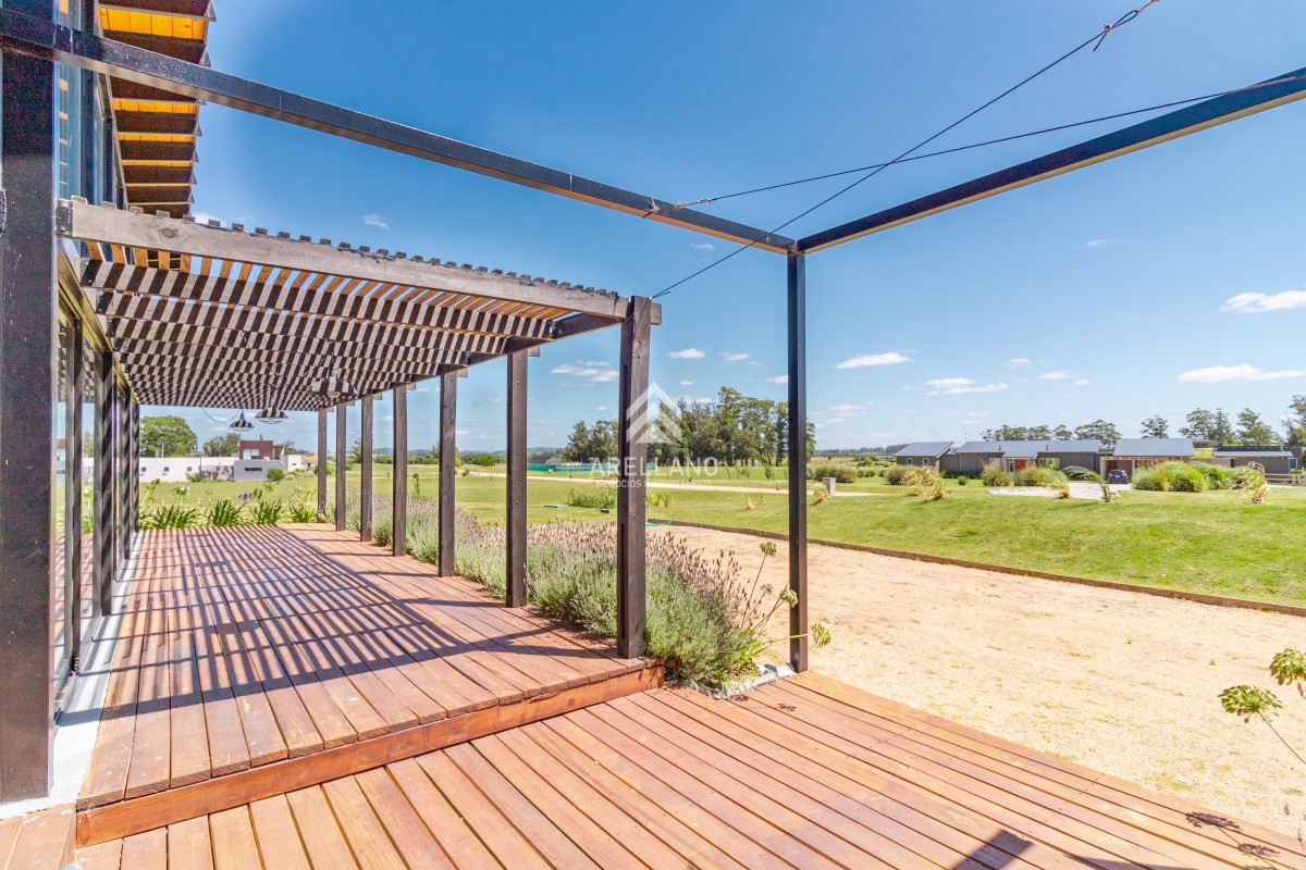 Casa ID.5679 - Moderna casa en barrio privado El Quijote en venta