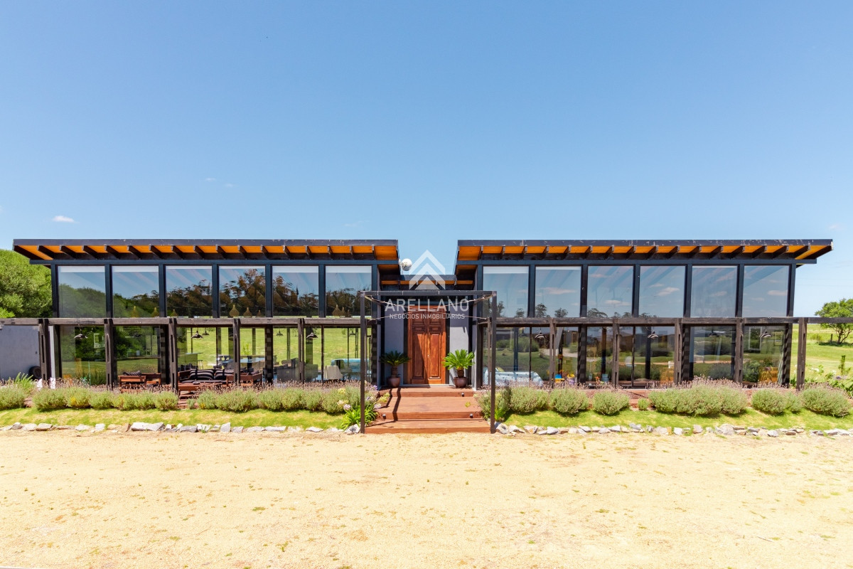 Casa ID.5679 - Moderna casa en barrio privado El Quijote en venta