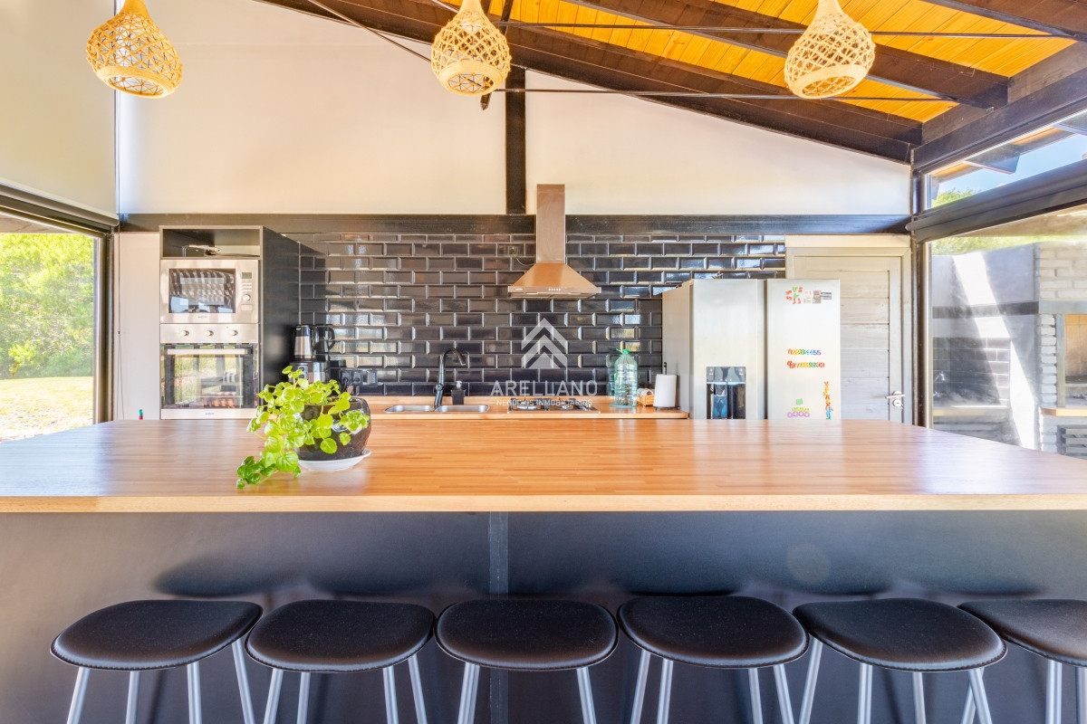 Casa ID.5679 - Moderna casa en barrio privado El Quijote en venta