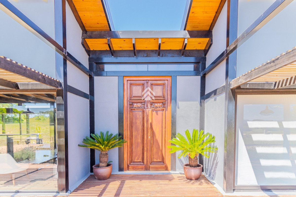 Casa ID.5679 - Moderna casa en barrio privado El Quijote en venta