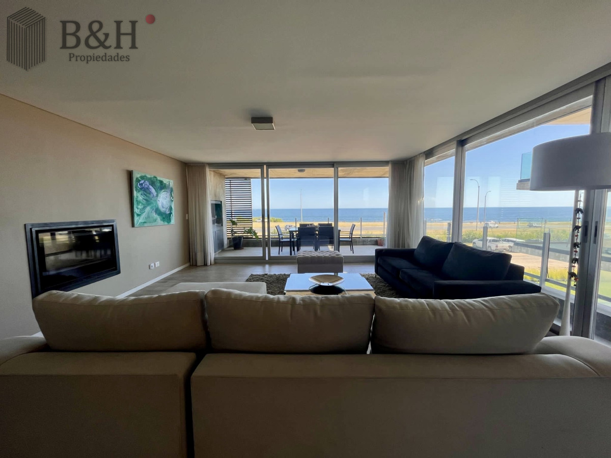 Exclusivo departamento en venta frente a playa mansa- Punta del Este - BYH5840A