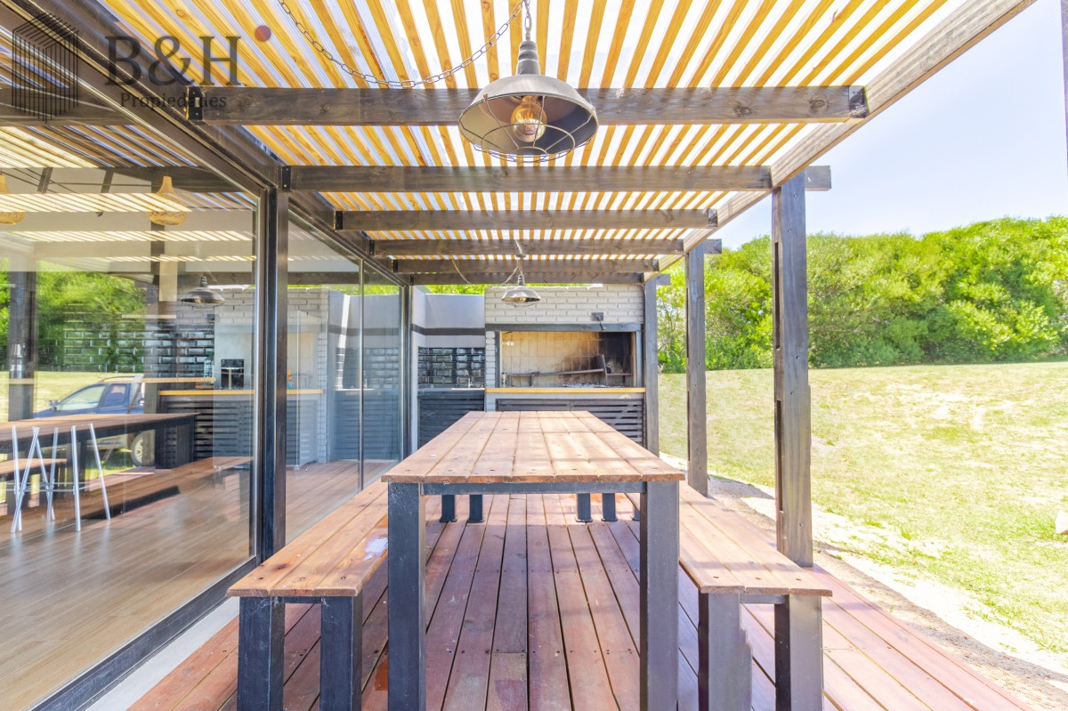 Casa ID.6009 - Moderna casa en barrio privado El Quijote en venta
