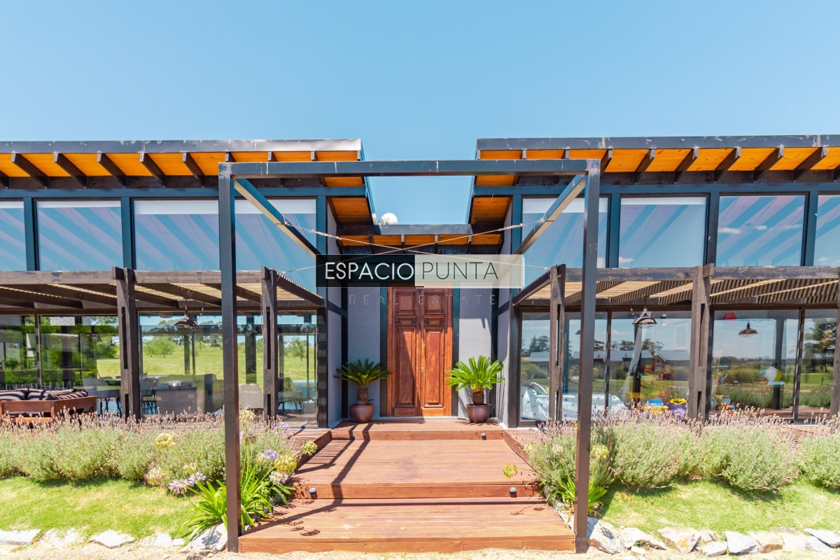 Casa ID.436 - Moderna casa en barrio privado El Quijote en venta