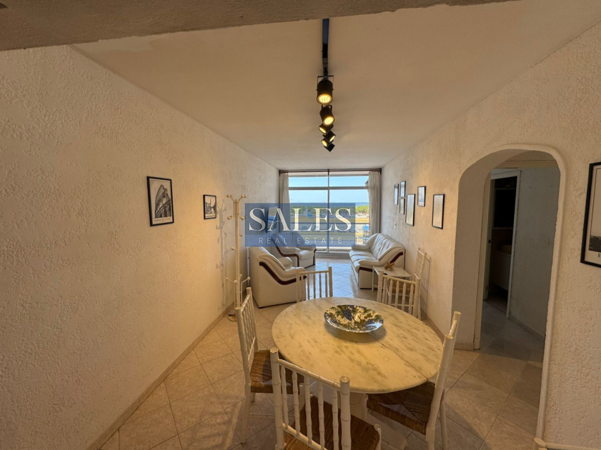 Apartamento ID.843 - Apartamento de 2 dormitorios y medio en venta, 1ra linea de playa brava!