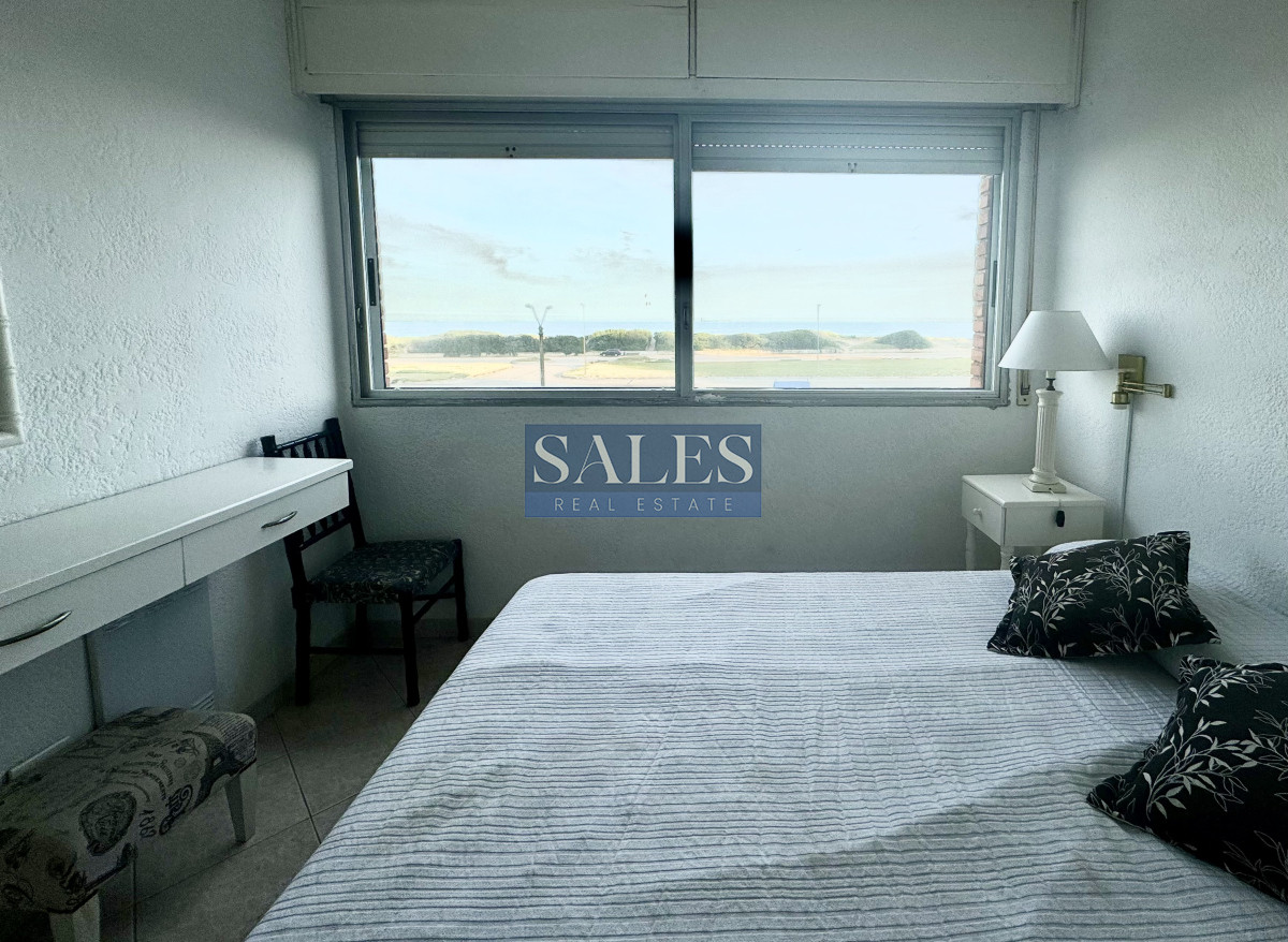 Apartamento ID.843 - Apartamento de 2 dormitorios y medio en venta, 1ra linea de playa brava!