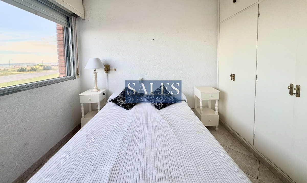 Apartamento ID.843 - Apartamento de 2 dormitorios y medio en venta, 1ra linea de playa brava!