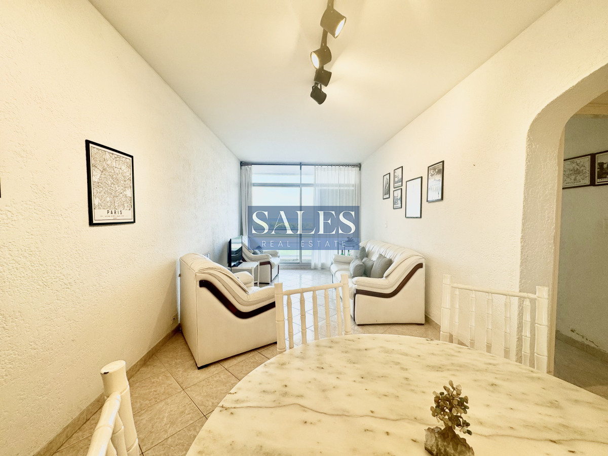 Apartamento ID.843 - Apartamento de 2 dormitorios y medio en venta, 1ra linea de playa brava!