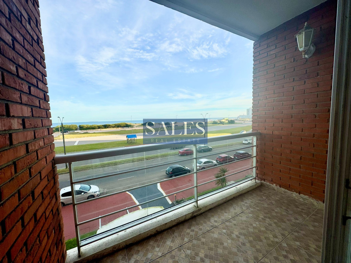 Apartamento ID.843 - Apartamento de 2 dormitorios y medio en venta, 1ra linea de playa brava!