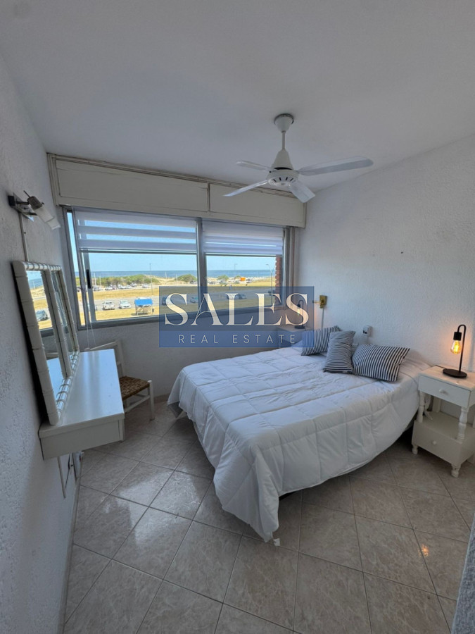 Apartamento ID.843 - Apartamento de 2 dormitorios y medio en venta, 1ra linea de playa brava!