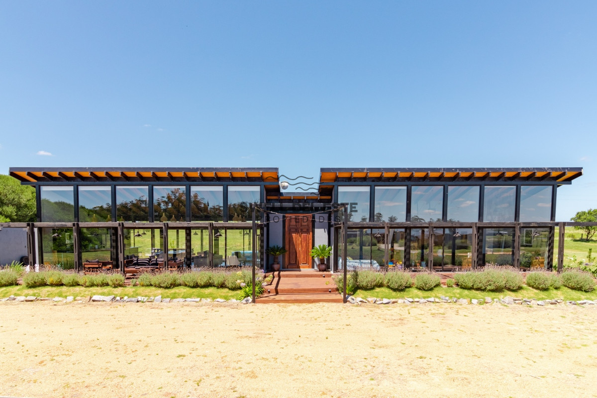 Casa ID.224 - Moderna casa en barrio privado El Quijote en venta