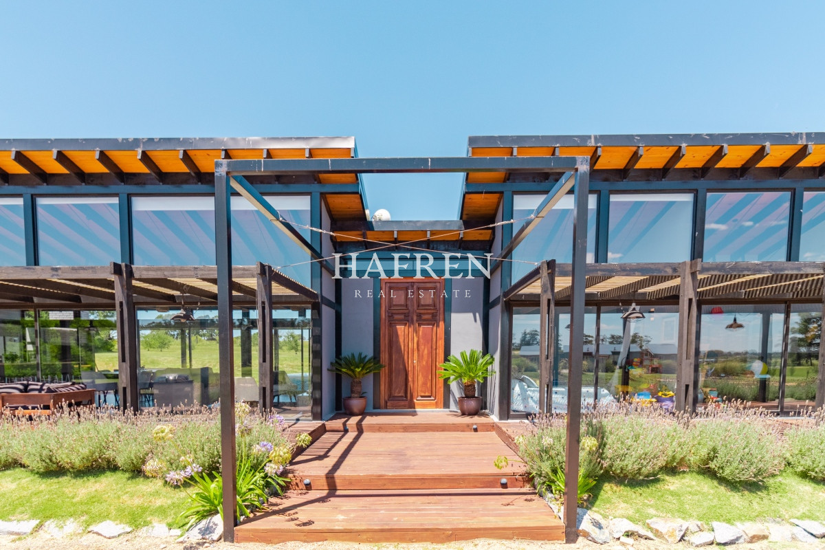 Casa ID.214 - Moderna casa en barrio privado El Quijote en venta