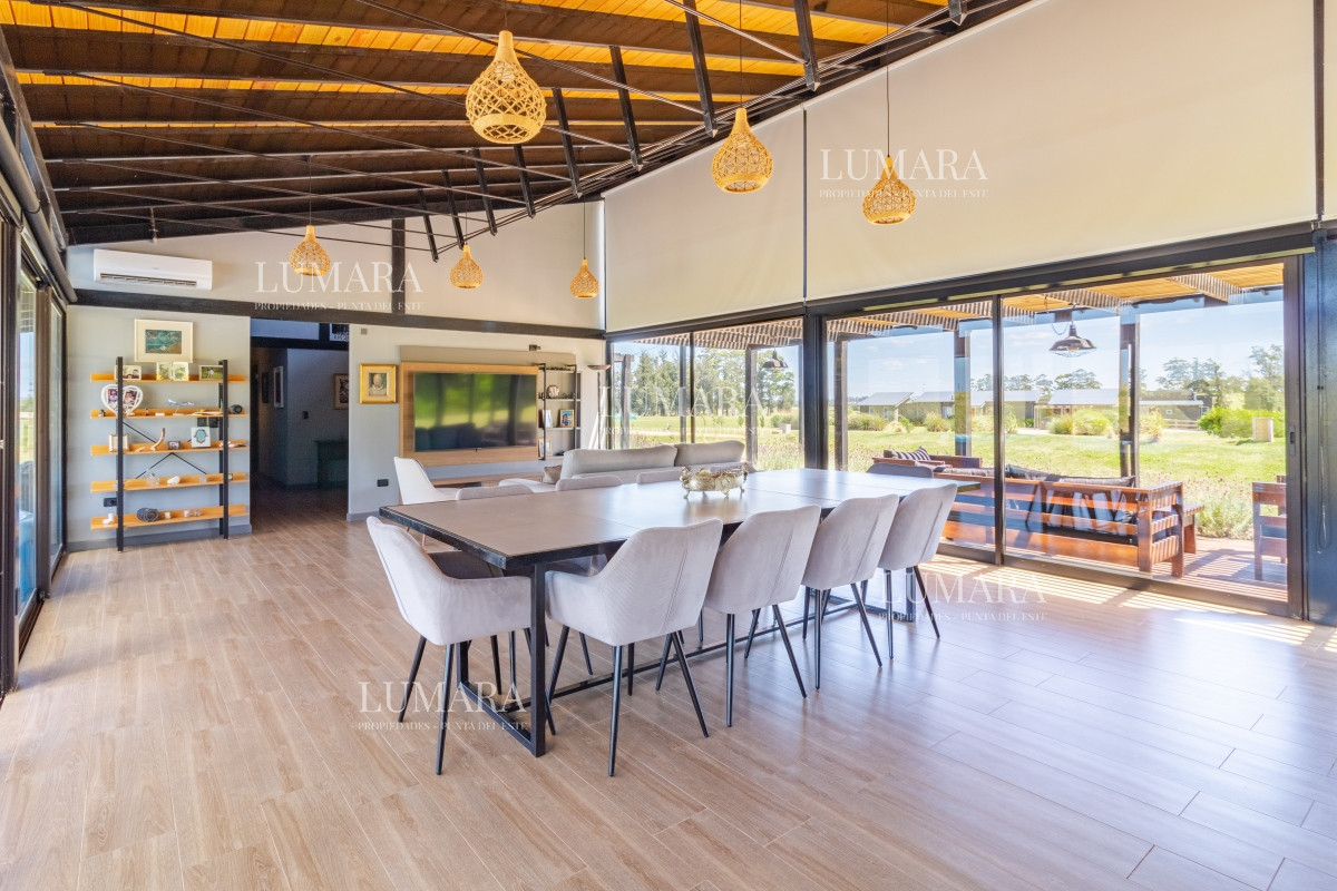 Casa ID.2769 - Moderna casa en barrio privado El Quijote en venta