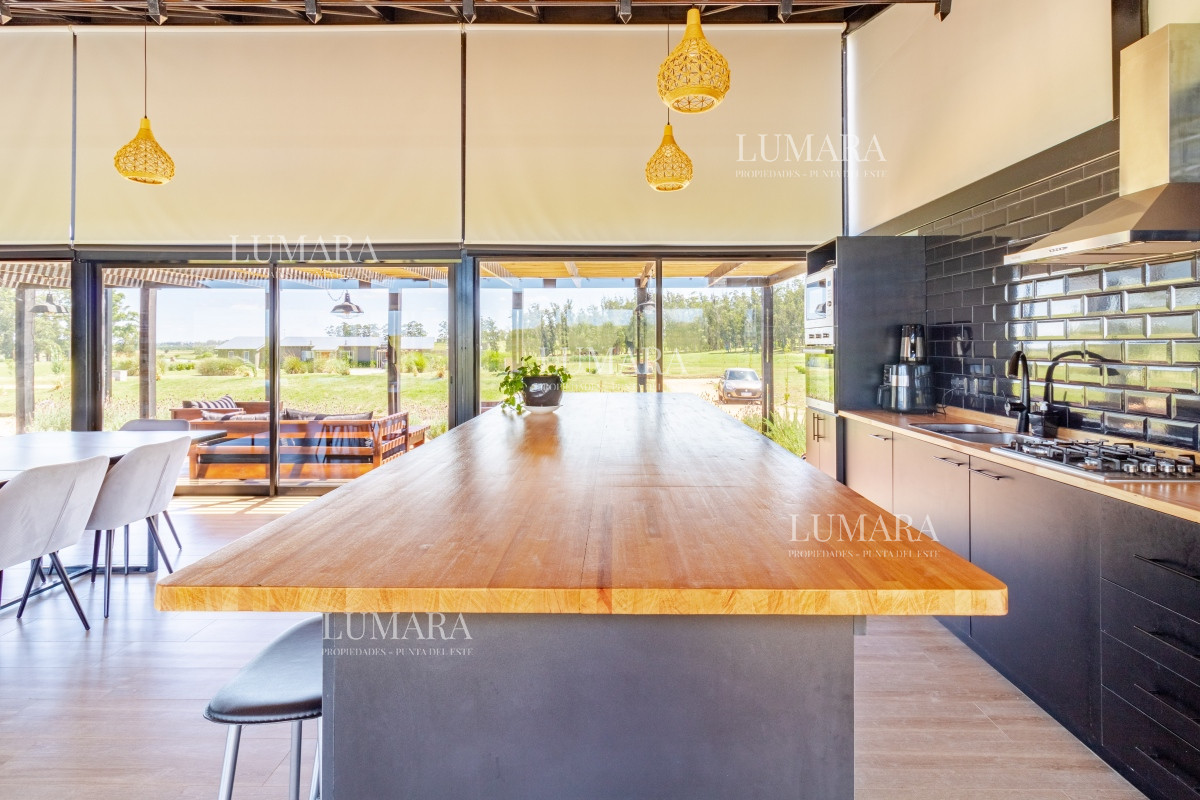 Casa ID.2769 - Moderna casa en barrio privado El Quijote en venta
